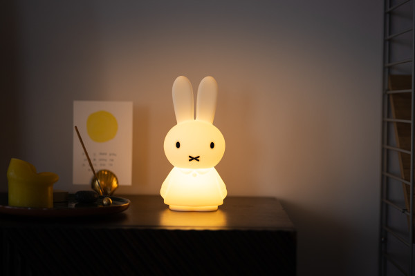 Miffy Shines leuchtet im Kinderzimmer